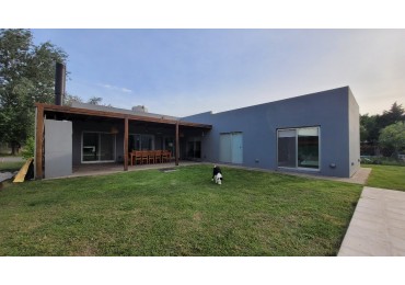 CASA DE TRES DORMITORIOS - BARRIO PRIVADO SOL DEL PARANA